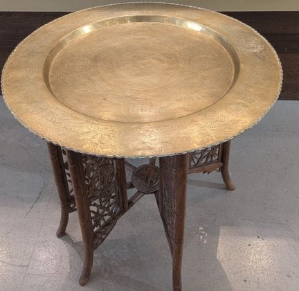 印度支那，1920年
雕花镶线木制茶几，配铜制桌面
桌面：直径65厘米
桌面内径：44.5厘米
高度