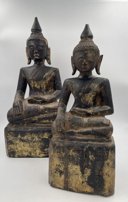 缅甸 19世纪
两尊曾镀金的古漆木佛像，采用“取土为证”工艺
高37和43厘米
（有磨损和漆面剥落）