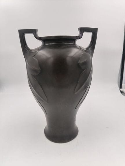 日本 1900年
新艺术风格青铜花瓶，饰有叶片半浮雕图案
底座下方有工坊印记
高 27 厘米