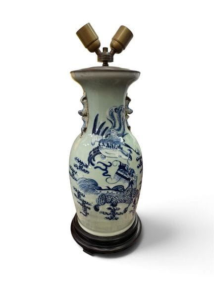 中国，约1880-1920年
青釉瓷栏杆形花瓶，饰有相对而立的凤凰与龙纹
高48厘米