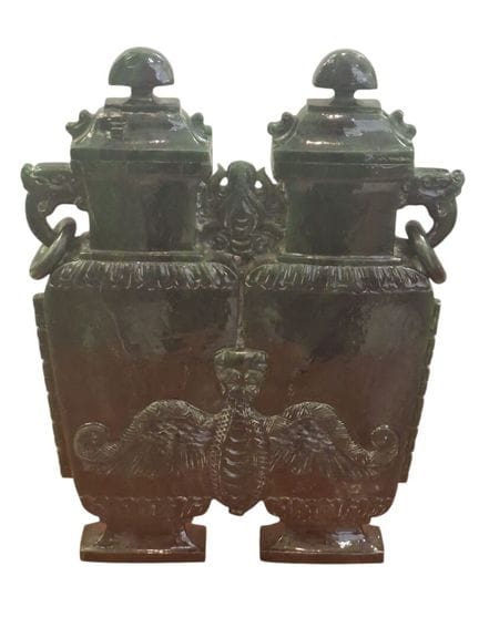 中国
胡形蛇纹双凤瓶，平身，半浮雕莲瓣，颈底饰莲瓣，龙形变形把手。 
H.25 x 20 x 3 厘