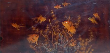 宋涵
水草间的鱼 
漆板，眼部镶嵌螺钿 
已签名 
60 x 121 厘米 
(划痕、跳跃）