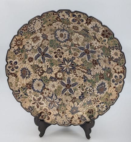 BIEN HOA
多色釉石质深盘，边缘呈锯齿状，饰有“千花”刻纹
印度支那，20世纪上半叶
直径：3