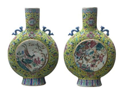 中国，光绪时期 
一对瓷质葫芦形花瓶，施粉彩釉，中央饰有马术比武和天堂鸟的圆匣纹样，背景为饰有莲花及