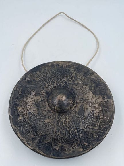 印度或波斯——约1900年
铜制锣，经雕刻和锤打工艺制成，饰有大象图案
直径：20厘米