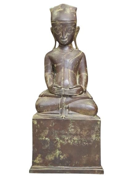 缅甸 19 世纪
禅定中的坐佛，供奉铭文 
青铜
H.66 厘米