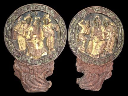 中国宁波，约 1880 年 
一对仿古漆描金木屏风，描绘了娱乐场景、乐师和喜剧演员或杂技演员招待端坐