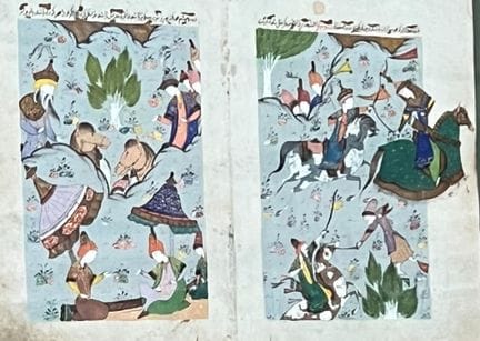 波斯微型画
水粉画，描绘了人物与马匹的生动场景以及一场战斗场面。画页取自一册画集。画作上方附有说明文