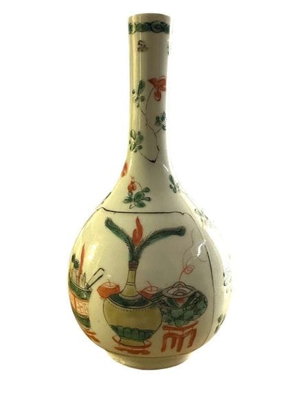 中国，约 1900 年
长颈盘形小花瓶，饰以生活用品 
H.18 厘米