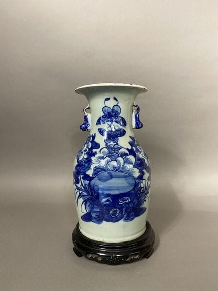中国，约1900年
青釉陶瓷栏杆式花瓶，饰有蓝色蝴蝶、牡丹和山岩图案。瓶颈两侧饰有两只风格化的浮雕“