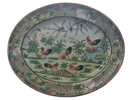 中国，广州，约1900年
椭圆形瓷盘，饰有彩绘公鸡图案
背面标有“Made in China”字样
