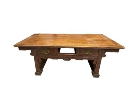 中国，20世纪初
带三个抽屉的小茶几
46 x 119 x 56 厘米
（缺一个抽屉）