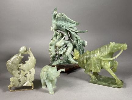 中国，20世纪
一套四件硬石雕刻作品，主要采用仿玉的蛇纹石制成，分别刻画了一头大象、一匹马、一只凤凰