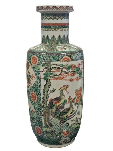 中国 20世纪
青花风格瓷釉卷形花瓶，饰有鸟类、游行场景及花卉图案
高：45 厘米
（有划痕、缺损）
