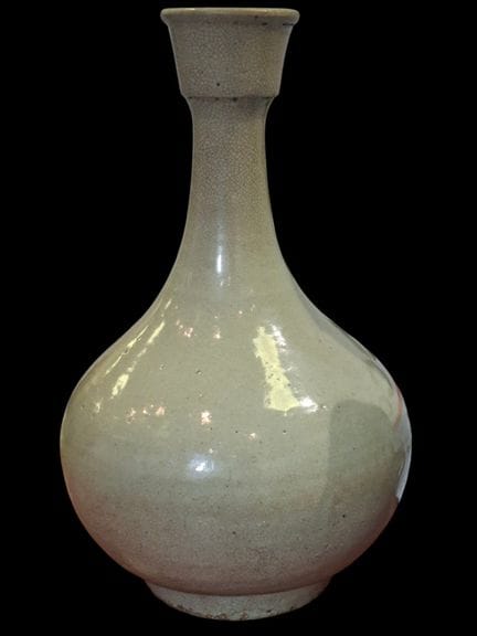 韩国，约1900年
长颈盘苏花瓶  
“GE”风格米色开片釉瓷
高32厘米 
（曾用金属扣进行过修复