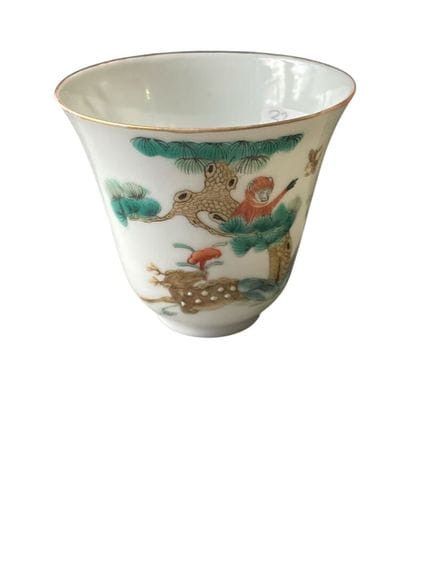 中国，第一共和国，粉彩 
雪花纹饰，鹿手持灵芝，松树上有一只长寿猴
高 7 厘米
长 8 厘米
