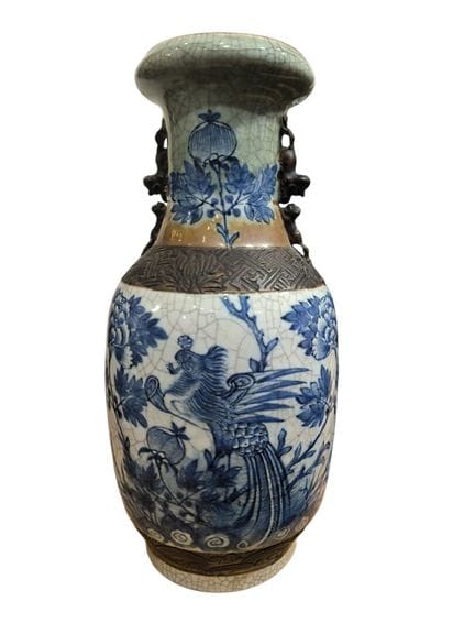 中国·南京，约1900年
青花瓷栏杆式花瓶，置于米色开片底釉上，饰有牡丹纹样
高45厘米