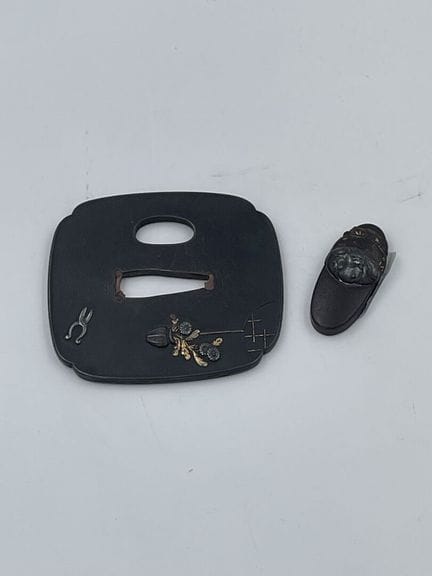 日本，江户时代末期，19世纪上半叶
本套件包含一个铁制镖鞘，饰有部分镀金的花卉花盆图案，以及一个饰有