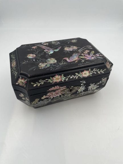 日本
饰有雉鸡图案的木质和珍珠母盒
10 × 21 × 17 厘米
