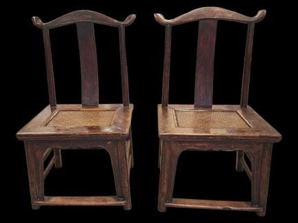 中国，约 1900 年
一对中国榆木椅子（朱木），椅背为文人帽状、 
92 x 51 x 44 厘米