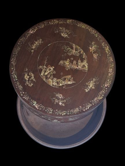 越南，约1920年
南定（NAMDINH）作品，圆形天然木质带盖盒，表面饰有珍珠母镶嵌工艺，图案为建