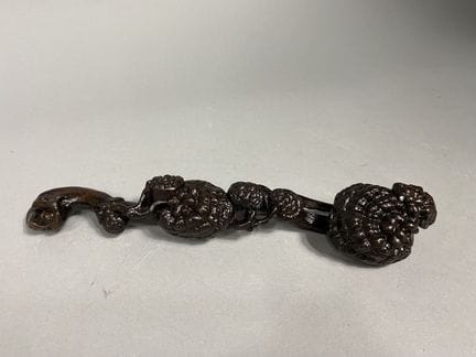 中国，约 1900 年
雕刻灵芝的虬枝木权杖
长 27 厘米