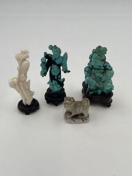 一套包含两尊绿松石雕像，其中一尊是带着一只鸟的孩子，另一尊是手持扇子的春之女神
另附一件翡翠制成的缅