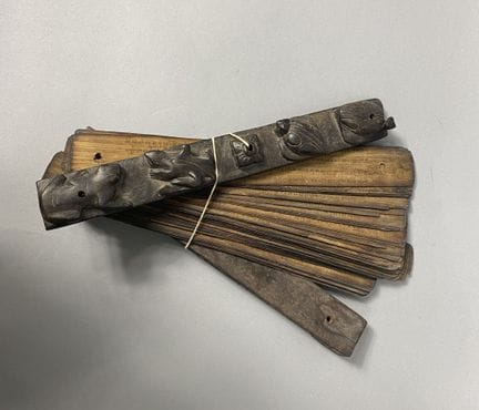 西藏 
双面 "卡玛瓦卡 "祈祷书，木质封面雕刻有青蛙和莲花图案。 
用一根绳子将其固定在一起，绳子