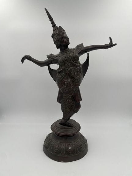 柬埔寨 20世纪，约1920年
青铜雕塑，表面呈褐色包浆，表现一位舞者
高44厘米