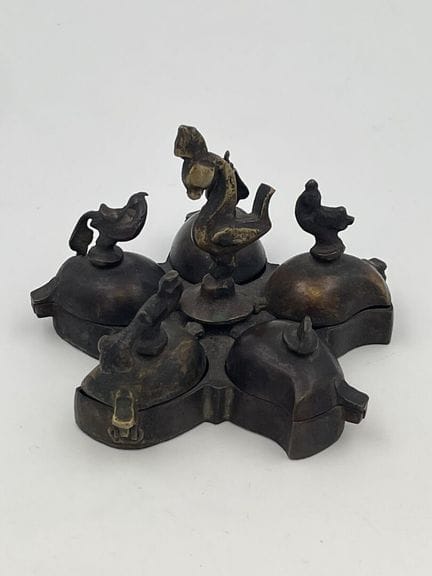 印度，约1920年
带鸟类装饰的做旧金属合金蒂卡盒
高6厘米，宽8.5厘米