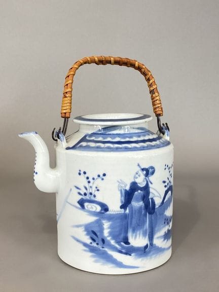 中国，约 1920 年
瓷茶壶，青花山水文人图案 
高 15.5 厘米（不包括把手） 
碎片