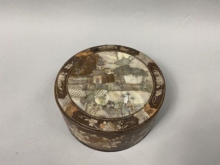 越南
木质镶嵌珍珠母的圆盒，饰有宫殿、人物、叶子和鸟。打开后有一个隔层。
书法 
11.5 x 23