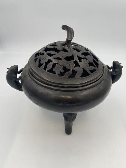 越南 20世纪
青铜三足香炉，炉足呈动物造型，把手呈睡鼠状
高 26 厘米