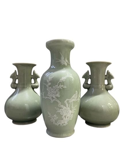 中国——20世纪现代工艺品
一套三件青瓷柱形花瓶，其中一件饰有鸟类和植物图案
高21.5厘米和17.