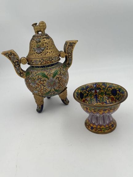 中国，约1900-1920年，
套件包括一只带底座的小盏，采用掐丝珐琅工艺，黄色底色上饰有花卉图案及