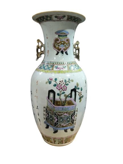 中国，约1880-1900年
“玫瑰派”风格的瓷釉栏杆式花瓶，饰有仿古花瓶图案及花卉纹样
高44.5