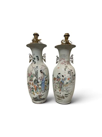 中国 20世纪
两只瓷质多色釉栏杆形花瓶，饰有在绿树成荫的露台上交谈的年轻女子图案，改制为台灯 
高