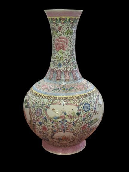 中国，20世纪下半叶
长颈鼓腹花瓶
瓷质，饰以“玫瑰色”釉彩，瓶身饰有儿童嬉戏与树木点缀的风景圆形纹
