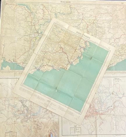 中国
一套彩色印刷地图，包括 
- 大叻及其周边地区。地图由西贡 A. Portail 印刷
- N