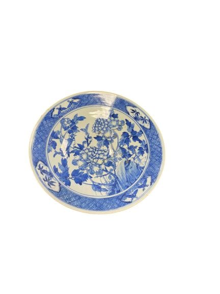 中国——约1880年
蓝白瓷圆盘，盘面饰有虞美人花丛中的麻雀，盘缘饰有几何纹样
伪康熙款
直径32.