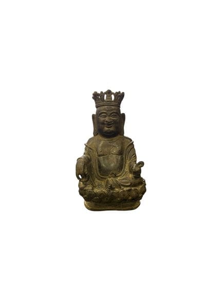 中国 - 明代（1368-1644）
青铜制笑佛小雕像，表面呈褐色包浆，端坐于莲花形基座上，右手持念