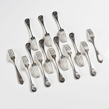 Servizio da tavola in argento modello Uniplat con 