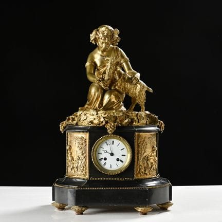 Pendeluhr aus ziselierter Bronze und schwarzem Mar