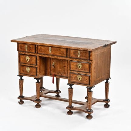 Mazarin-Schreibtisch aus Intarsienfurnier und gesc