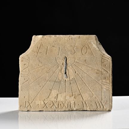 Sonnenuhr aus behauenem Kalkstein, datiert 1736
18