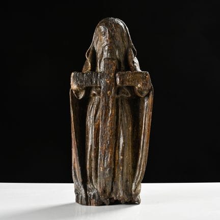 Geschnitzte Holzfigur eines Heiligen, der ein Kreu