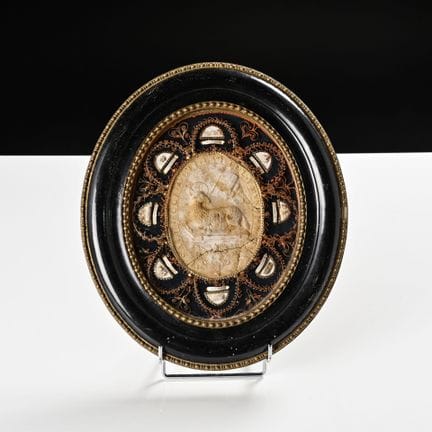 [AGNUS DEI] Ovaler Reliquienrahmen aus Papierolle,