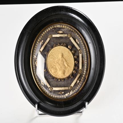 [AGNUS DEI] Ovaler Reliquienrahmen aus Papierolle,