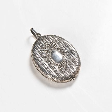 Ciondolo ovale con specchio 
In argento
Peso lordo