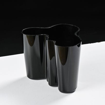 ALVAR AALTO (1898-1976)

Vase en verre teinté noir